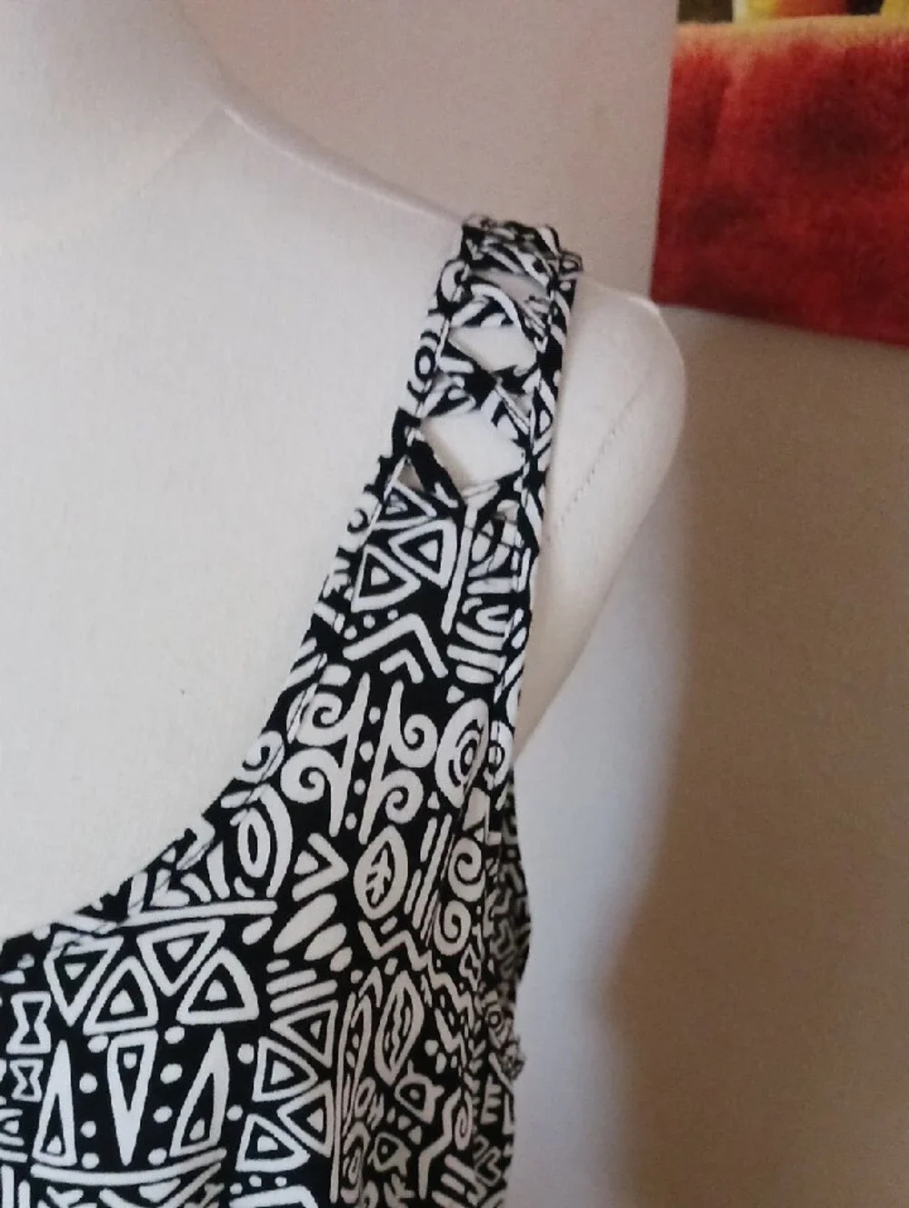 Material Girl- Black & White Patterned Scoop Neck Tank Top - Picture 4 of 13